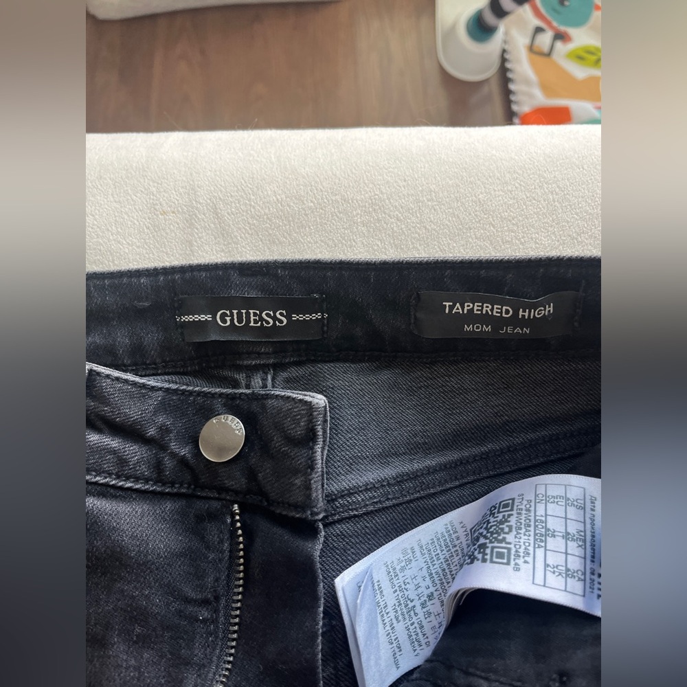 Guess Black Tapered High Mom Jeans - Picture 2 of 4